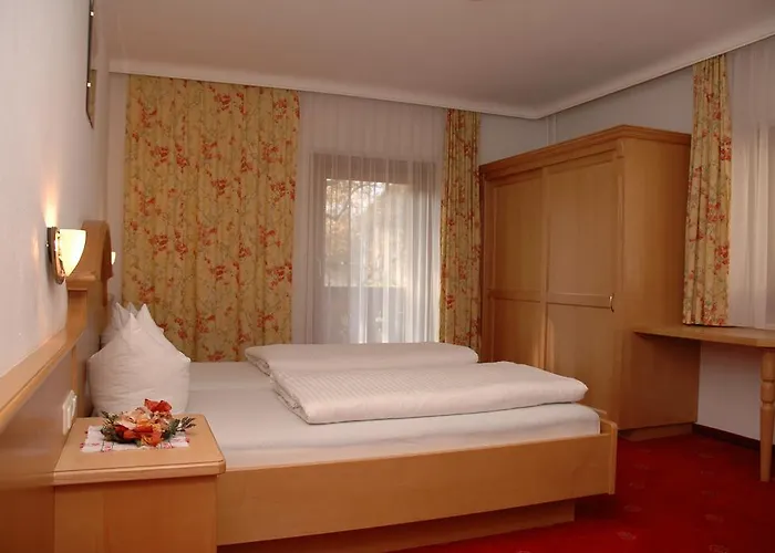 Гостьовий будинок Hotel-garni Almhof 3*